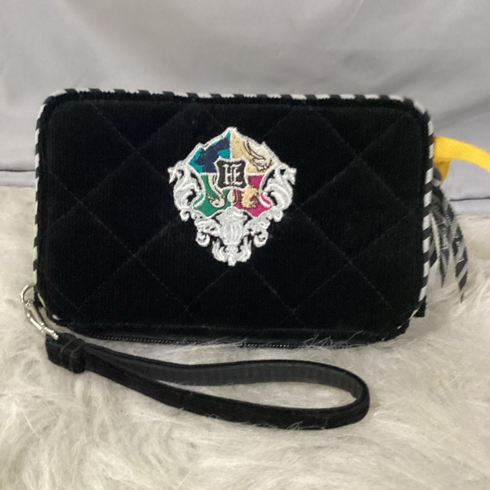 SOLD……..Vera Bradley Harry Potter RFID Black Hogwarts Zippered Travel Wristl - Picture 2 of 12